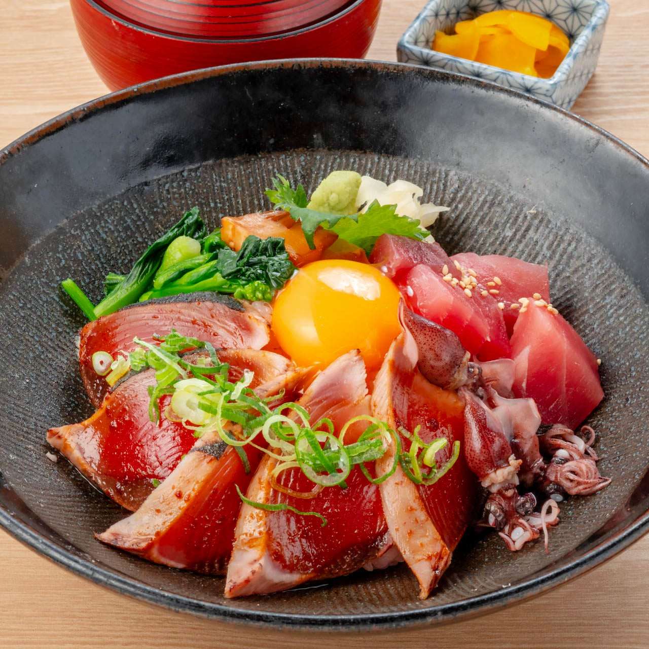 【季節限定】藁焼き鰹とブツマグロの月見丼