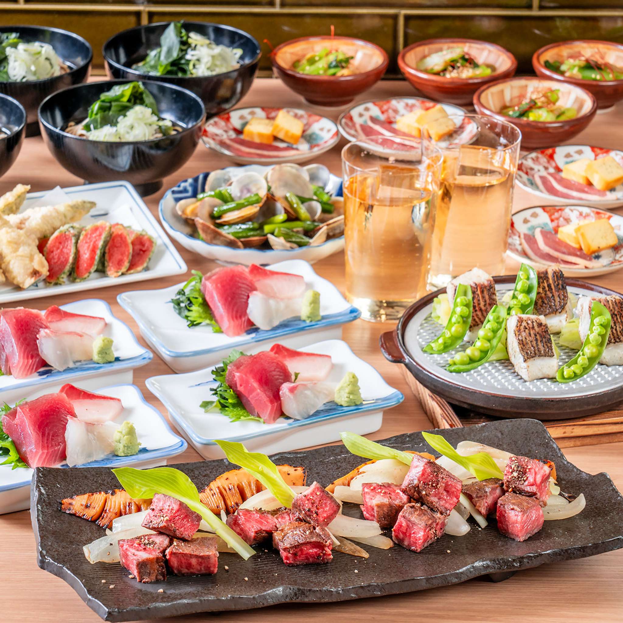 享用烤黑毛和牛肋排和瓷盤蒸桶香紅鯛魚的套餐，附2小時無限暢飲5,200日元