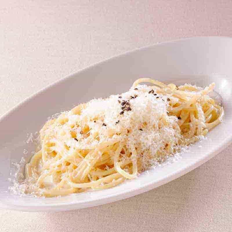 Cacio e Pepe with cheese and black pepper