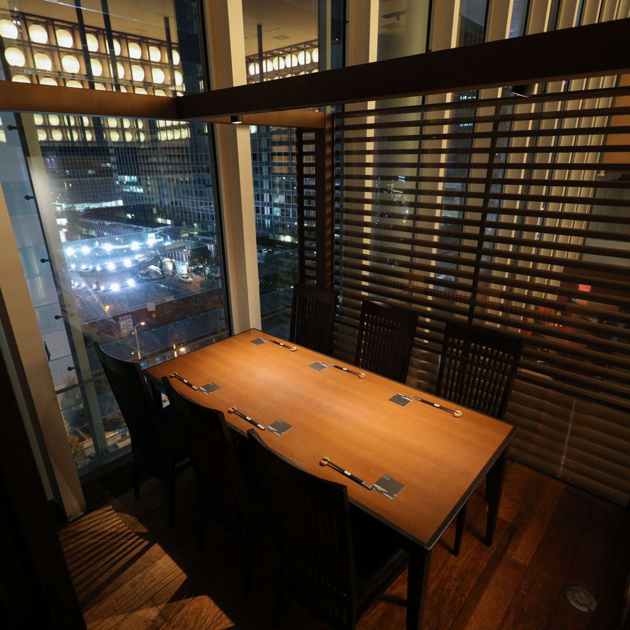 ■夜景を眺めるテーブル個室