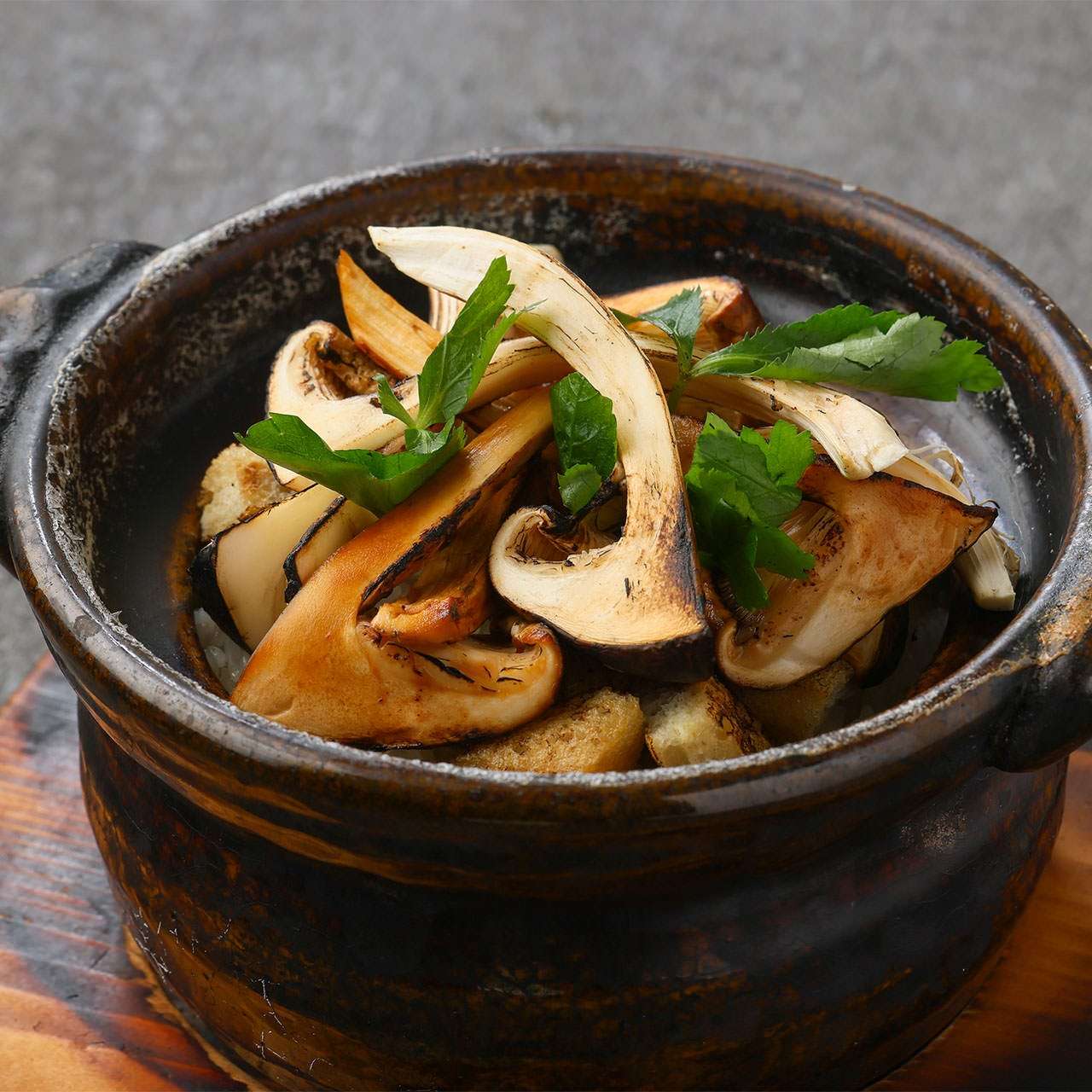 松茸の土鍋炊き込みご飯