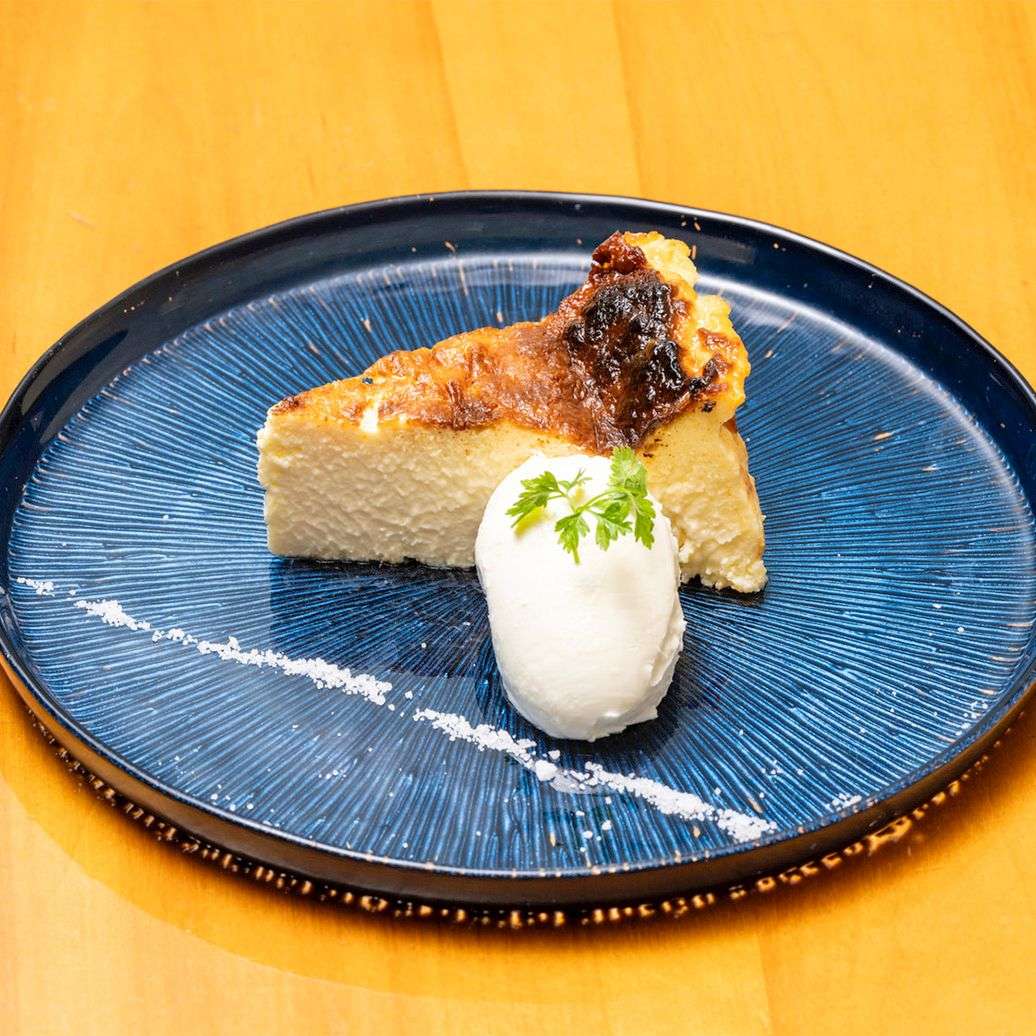 バスクチーズケーキ　バニラアイス添え