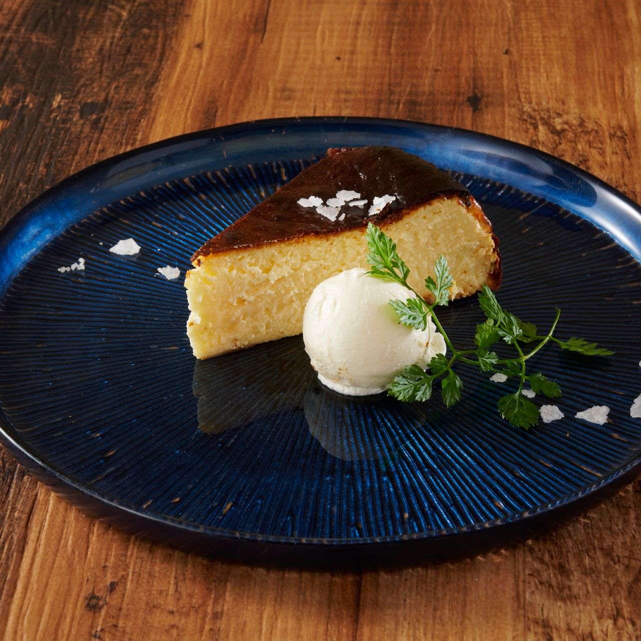 バスクチーズケーキ　バニラアイス添え