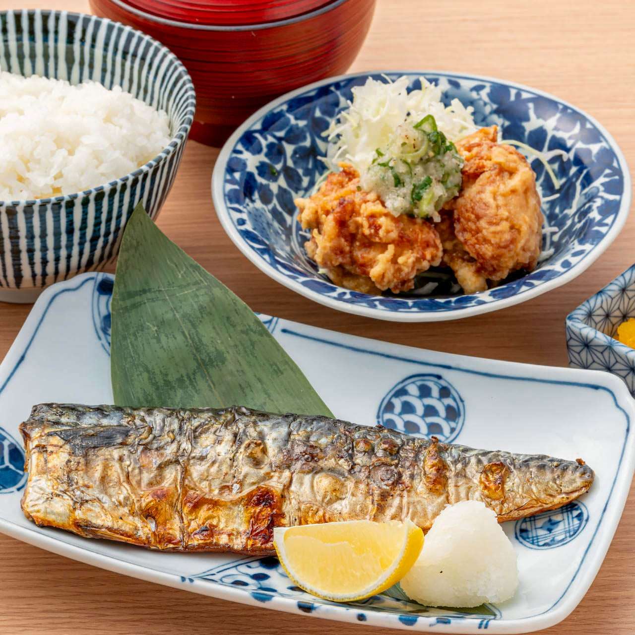 鹽烤鯖魚和炸雞套餐