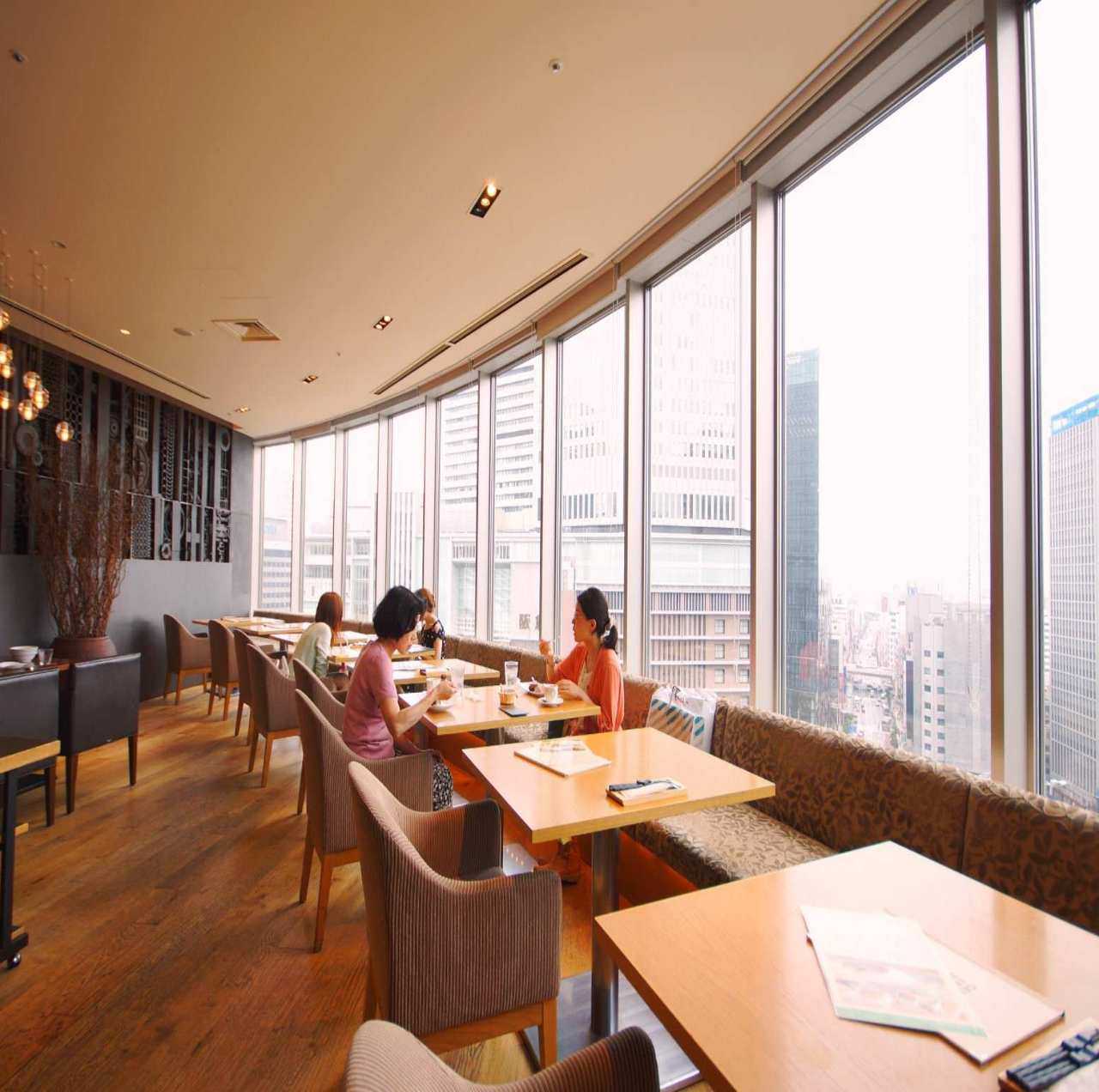 Open-feeling sofa seating for 2-4 people