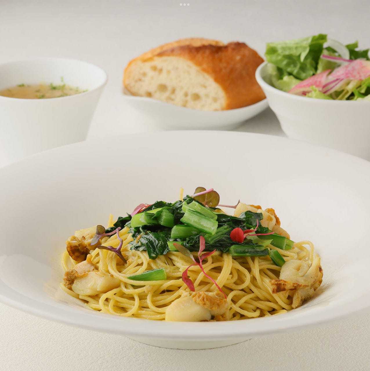 帆立貝柱と小松菜のペペロンチーノ　黒七味風味