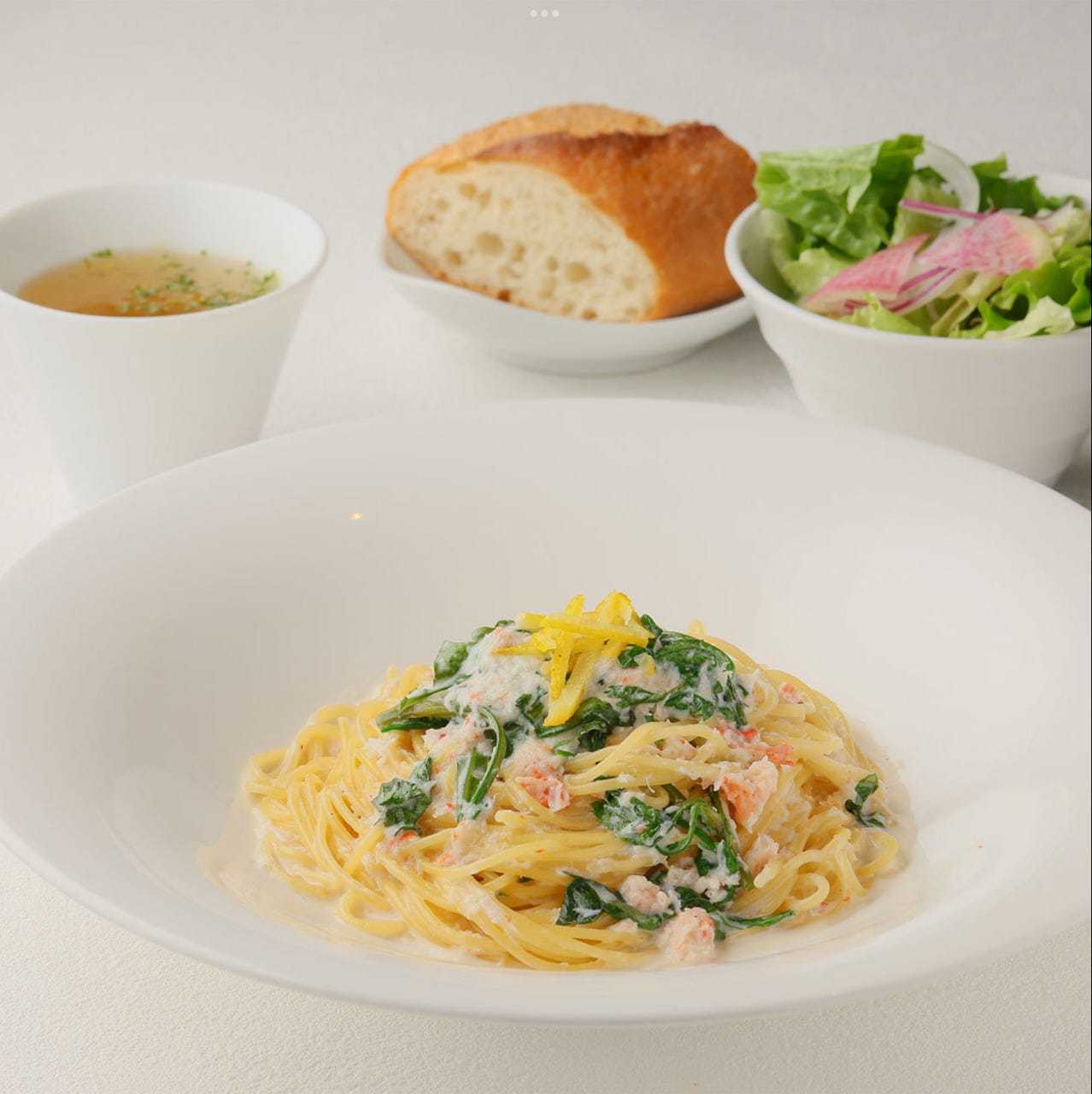 カニと菊菜の柚子クリームスパゲティ