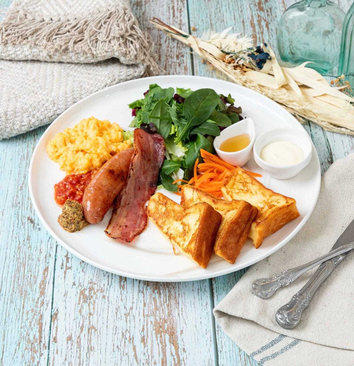 北国フレンチトースト　ソーセージとベーコンのプレート