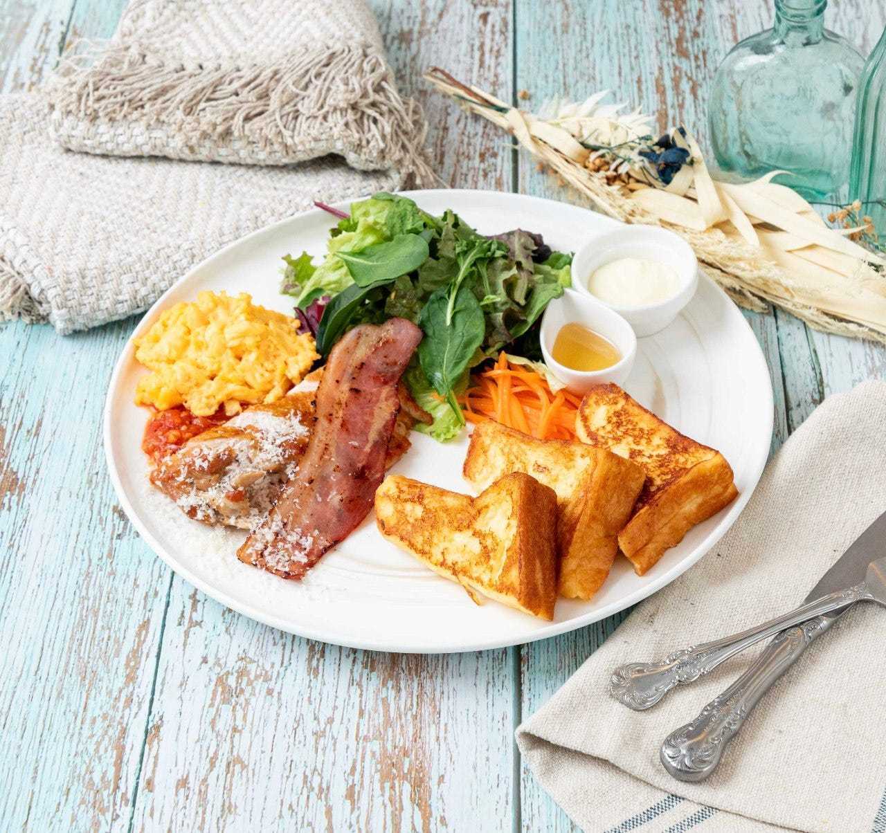 北国フレンチトースト　ハーブチキンとベーコンのプレート
