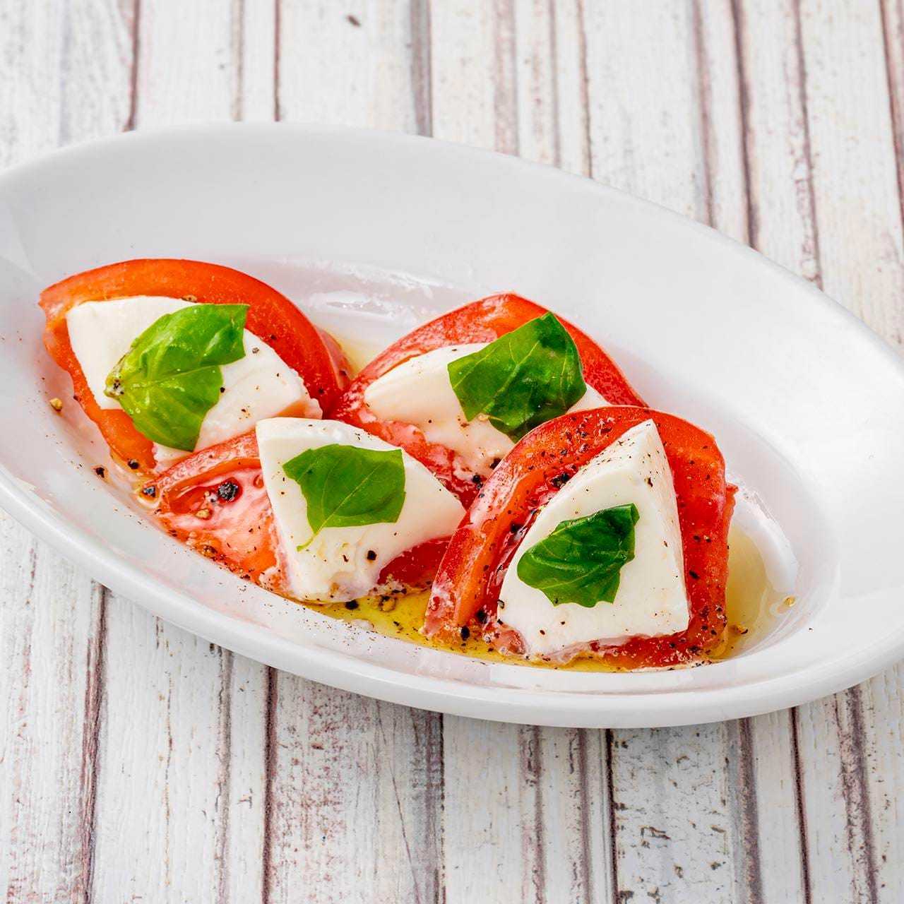 北海道モッツァレラとトマトのカプレーゼ