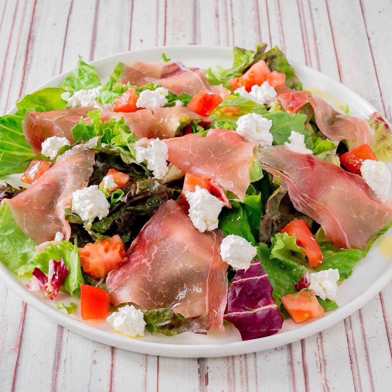 しばれ生ハムとカッテージチーズのサラダ