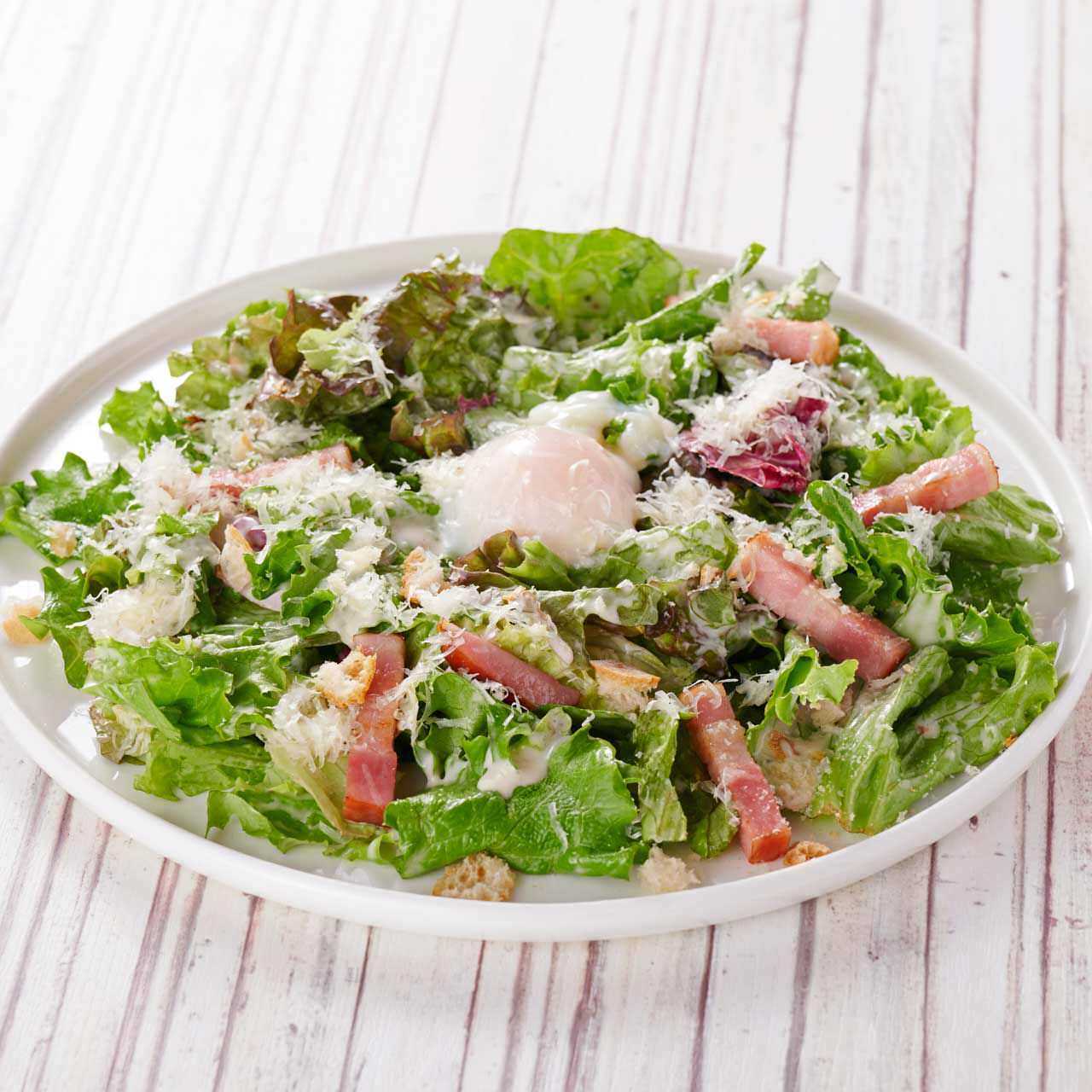 チーズたっぷりの  温泉卵のせシーザーサラダ