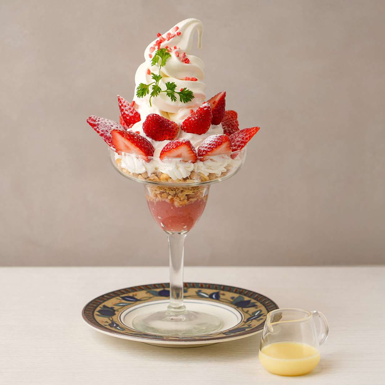 苺と北海道ミルクのソフトクリームパフェ〜ホワイトチョコソース仕上げ〜