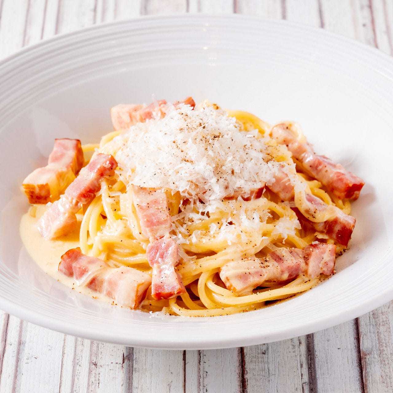 厚切りベーコンのカルボナーラ