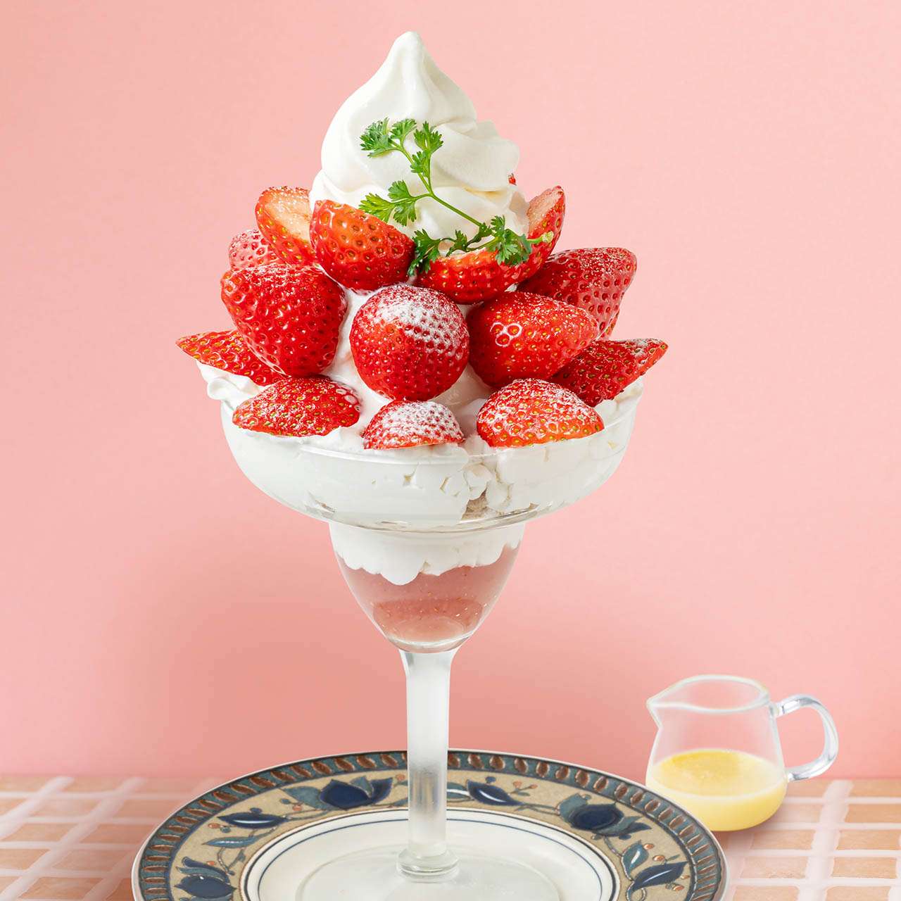 【17:00以降限定】いちご倍盛りの北海道ミルク濃厚ソフトクリームパフェ