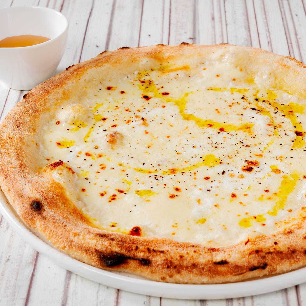 北海道モッツァレラのMILKピザ