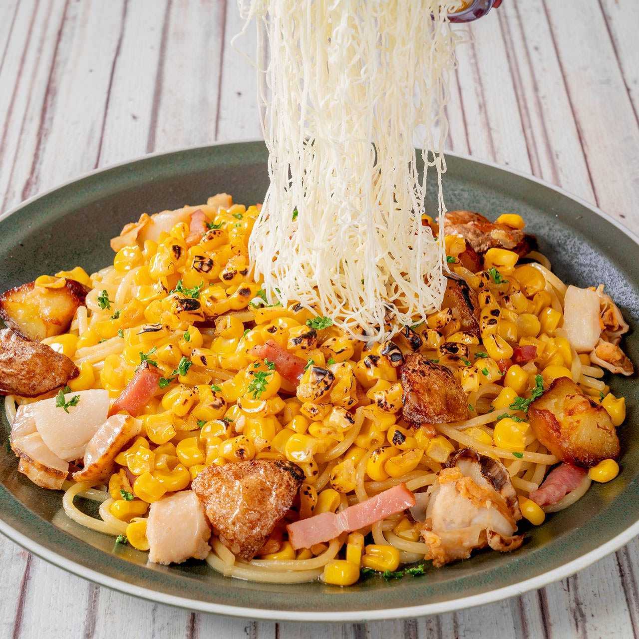 北海道産バターと美瑛産コーン北海道帆立の和風パスタ
