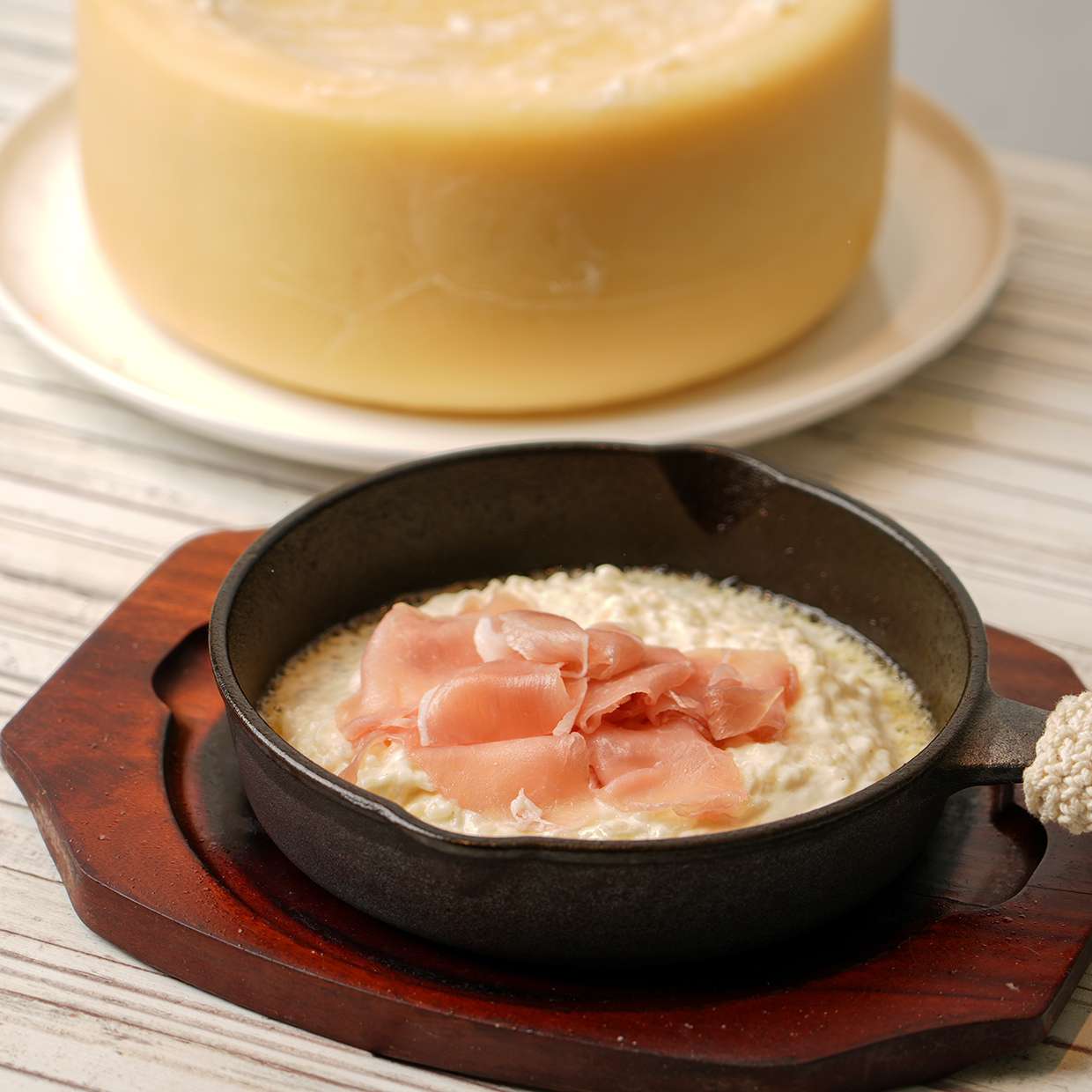 【NEW】チーズの器で作る　チーズリゾット　生ハム添え