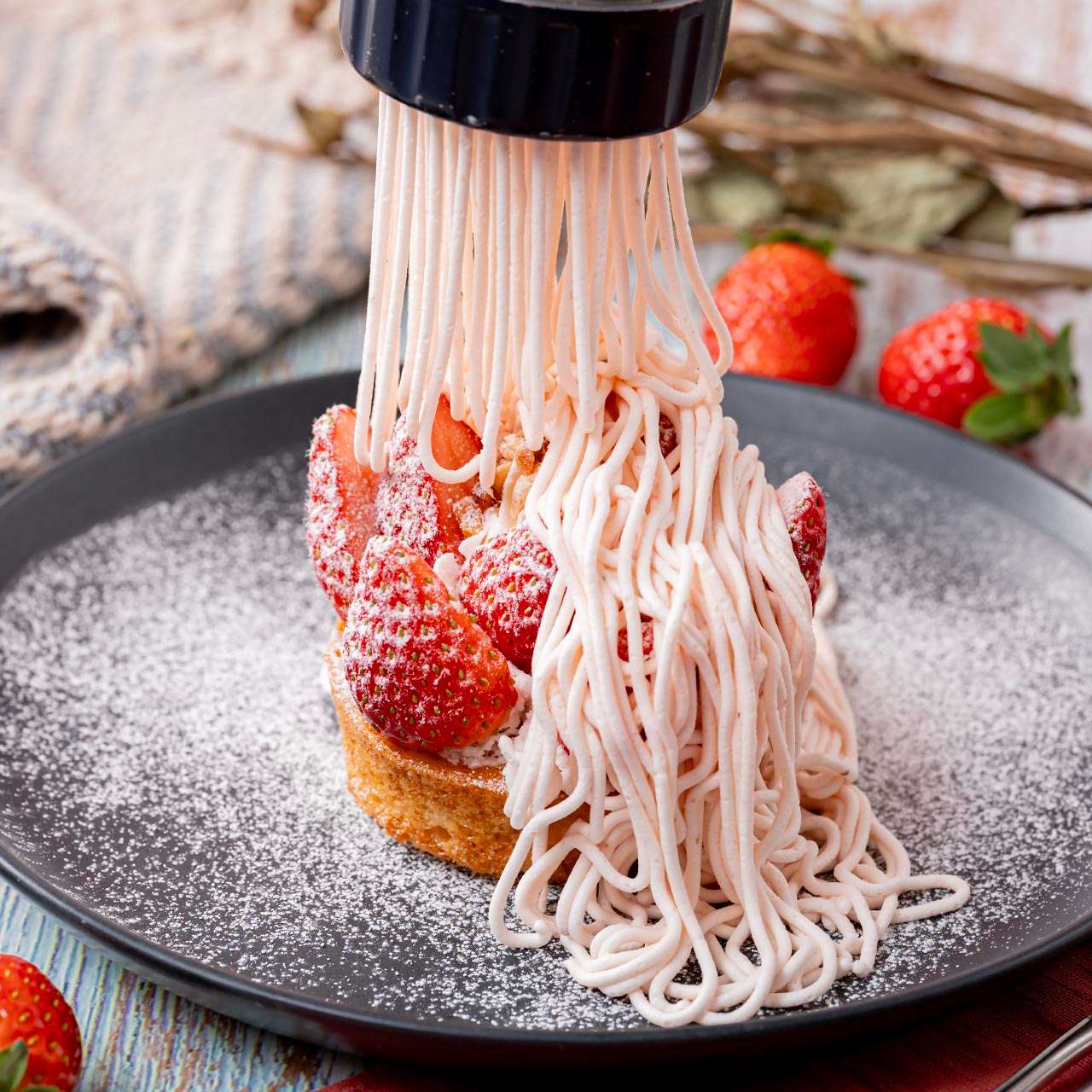 苺の北海道クリームチーズのモンブラン