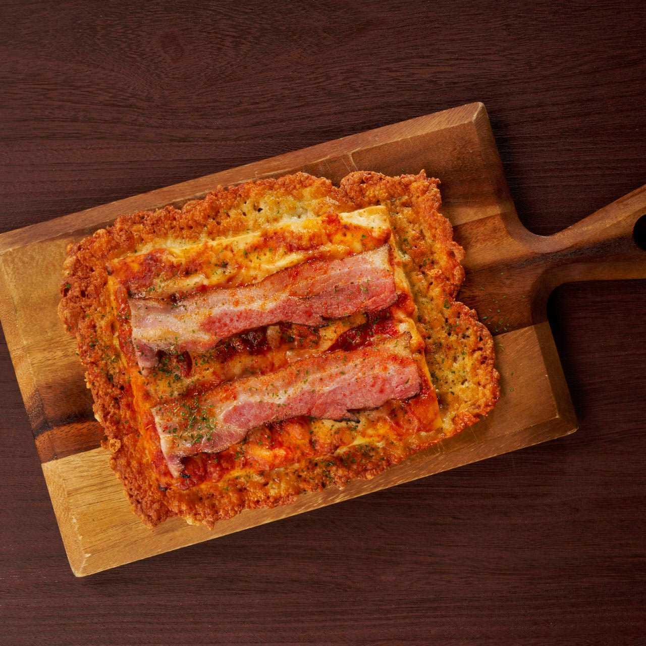 白州ベーコンのスモーキーピザ