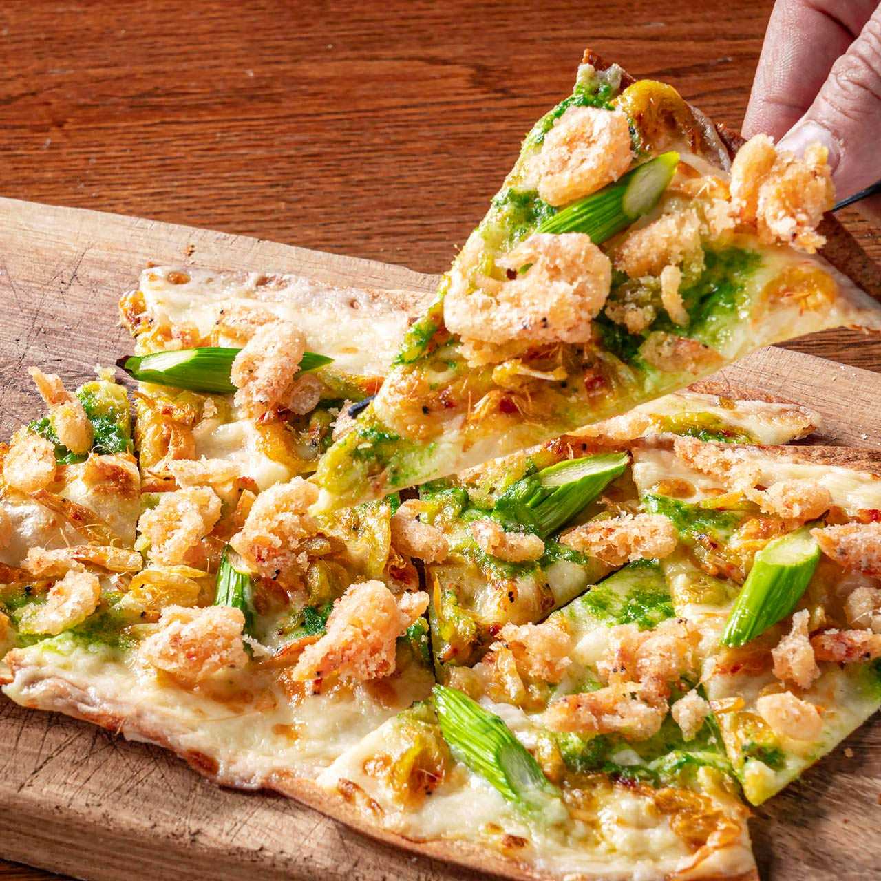 桜海老とグリーンアスパラのバター香るタルトフランベ　