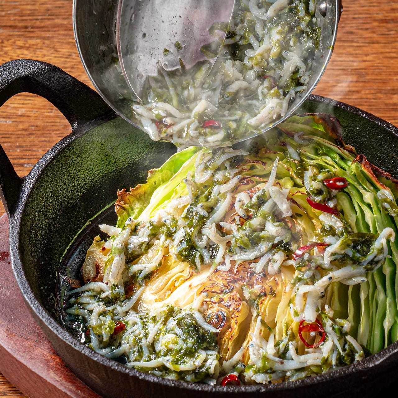 春キャベツとしらすのぶっかけアヒージョ