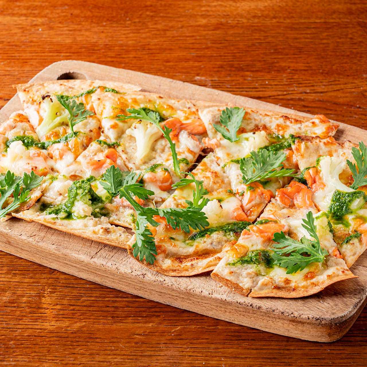 サーモンと春菊のタルトフランベ　カリフラワーのソースで