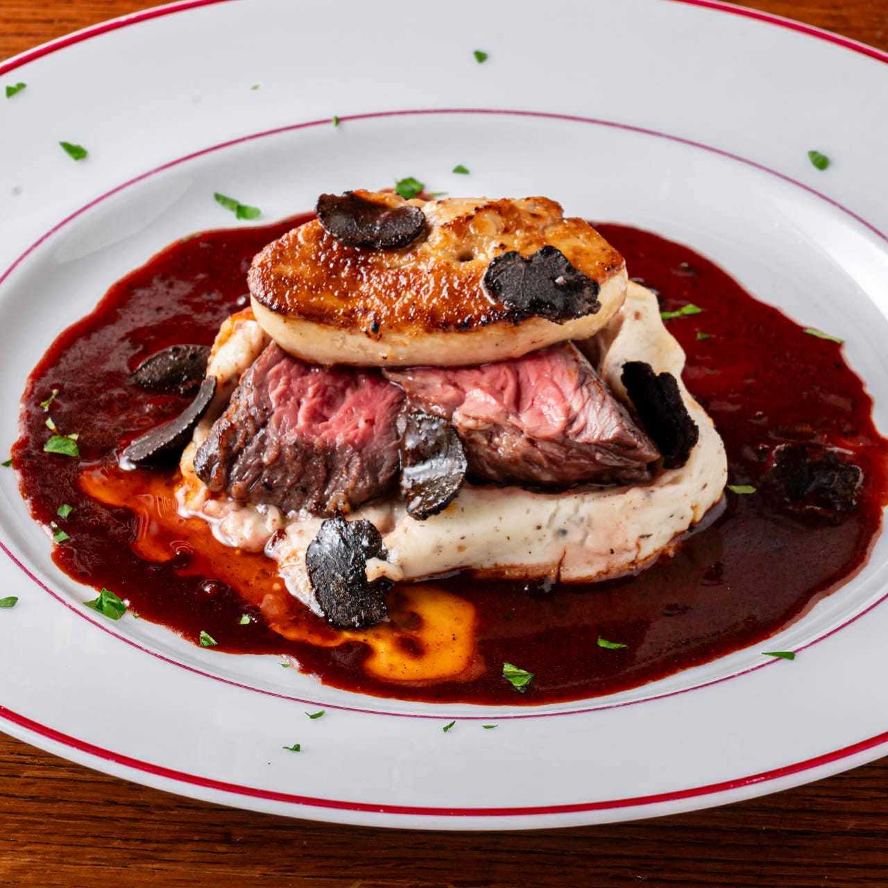 牛フィレとフォワグラのロッシーニ　ソースペリグー