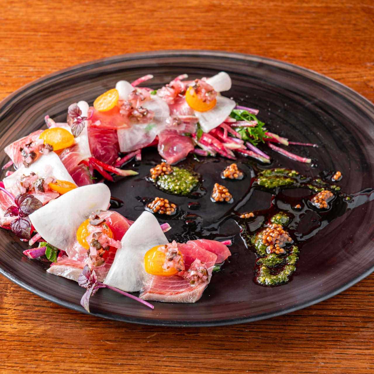 鰤��のカルパッチョ　蕪と金柑のサラダ仕立て