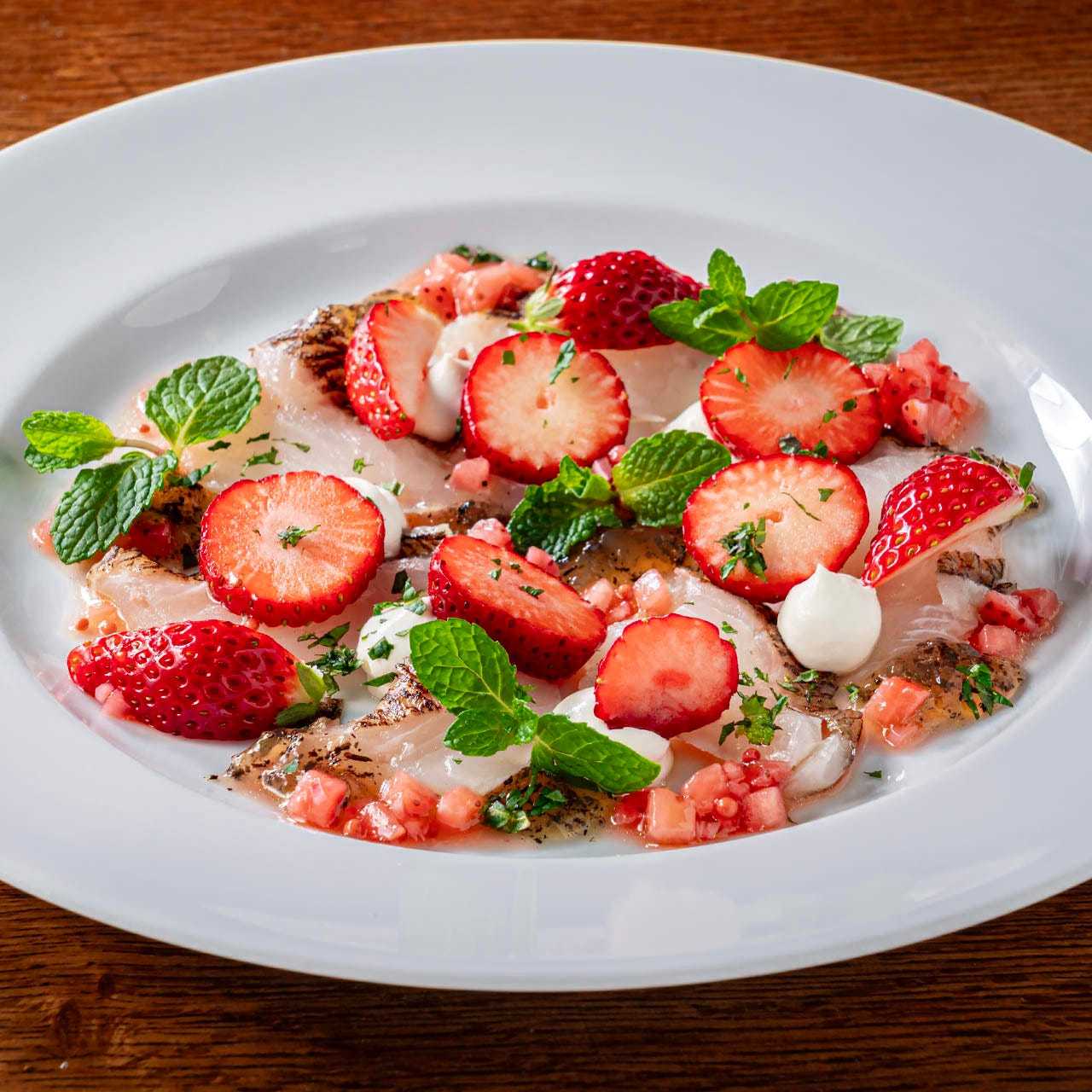 炙り真鯛のカルパッチョ　苺とマスカルポーネのアンサンブル