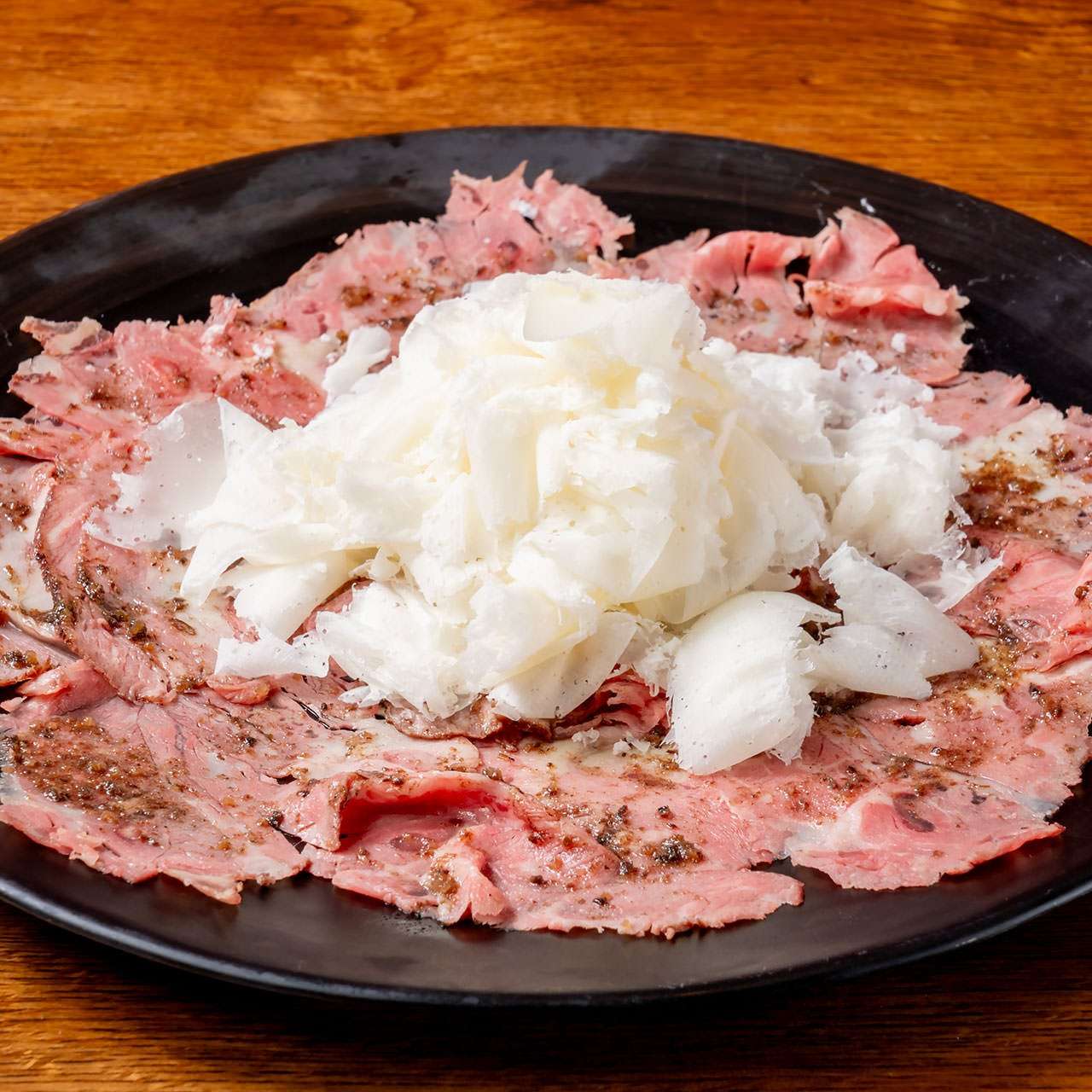 大人気！牛肉のカルパッチョふわふわチーズのせ