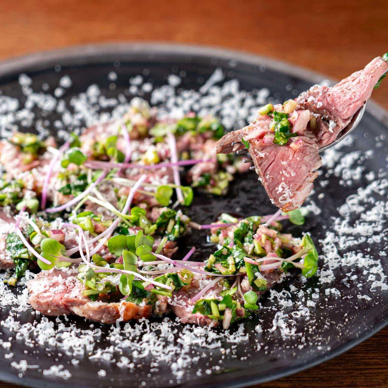 ラム肉のタリアータ　ペコリーノチーズとスパイスのアクセント