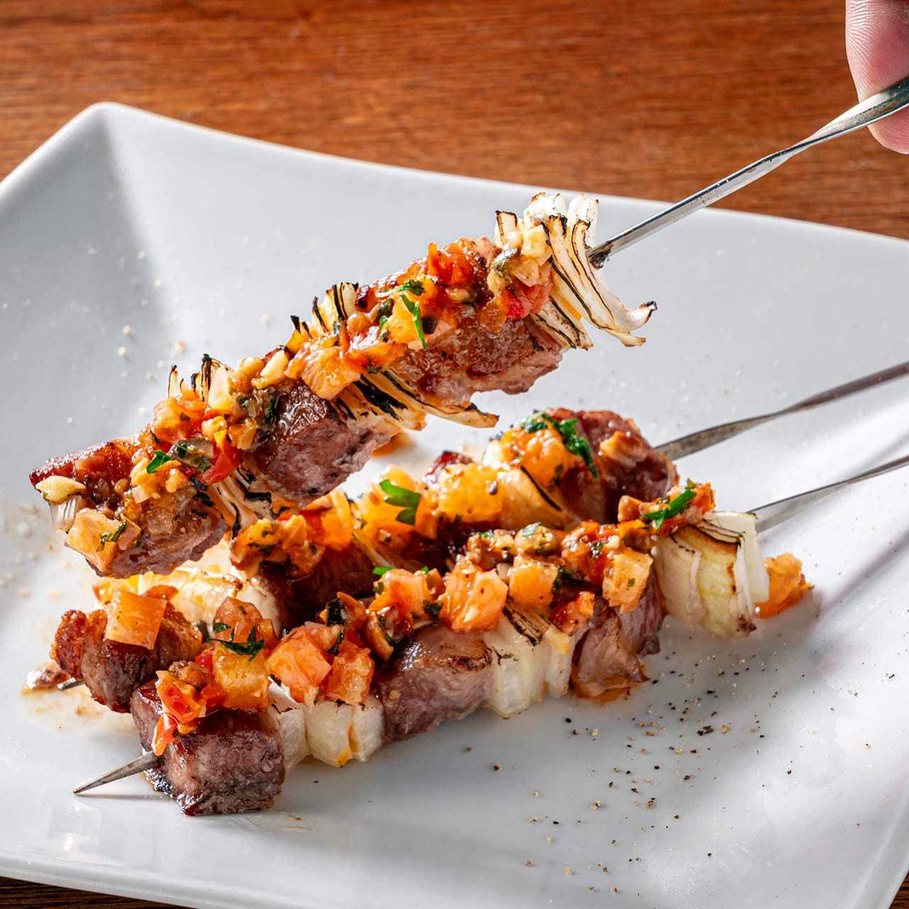 イベリコ豚と新玉葱のブロシェット　季節の柑橘とアンチョビのソース