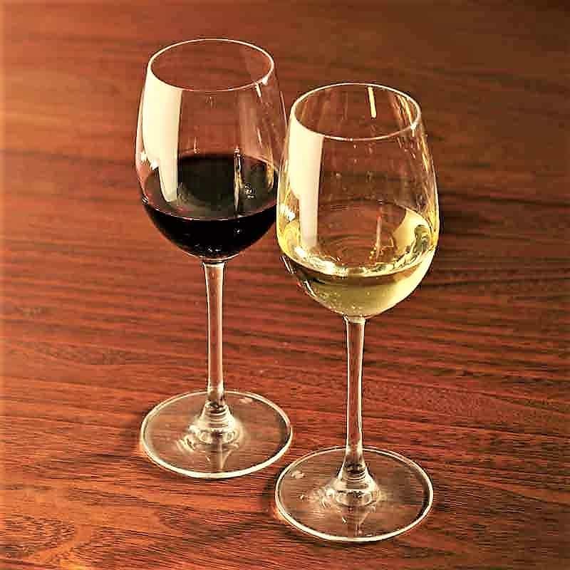 我们始终备有超过 40 种瓶装葡萄酒！