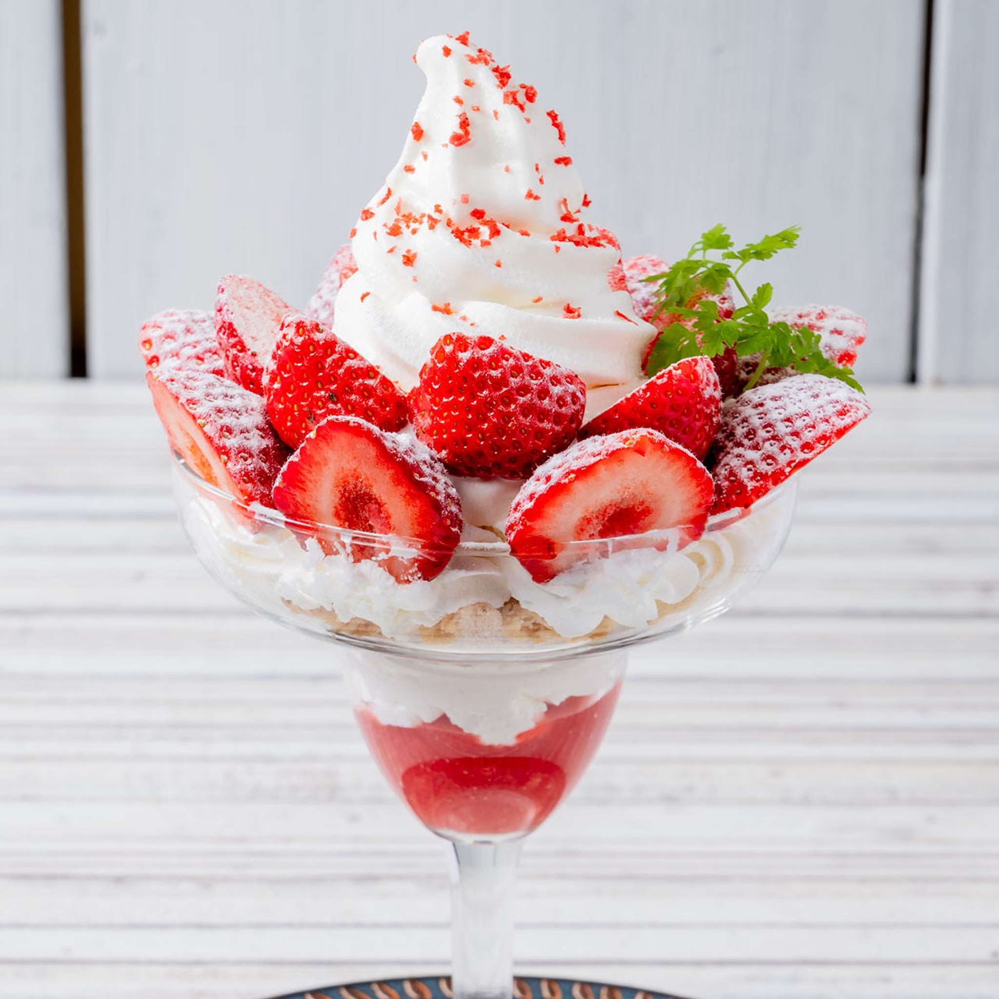 苺のソフトクリームパフェ