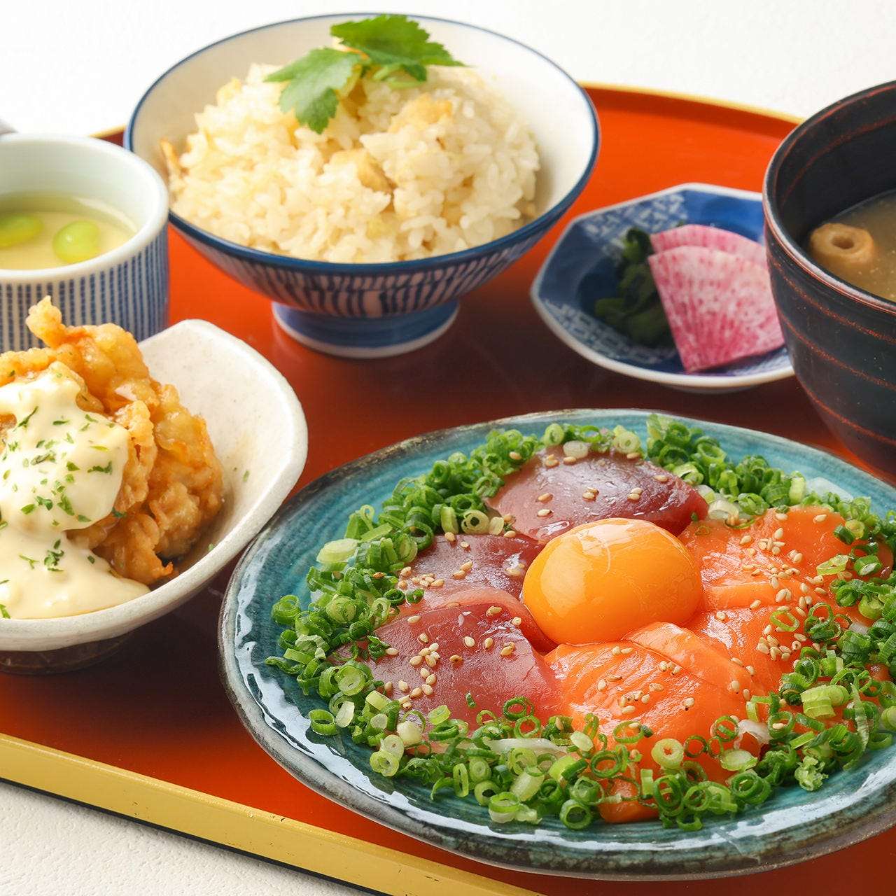 サーモンとカンパチの胡麻刺しユッケ