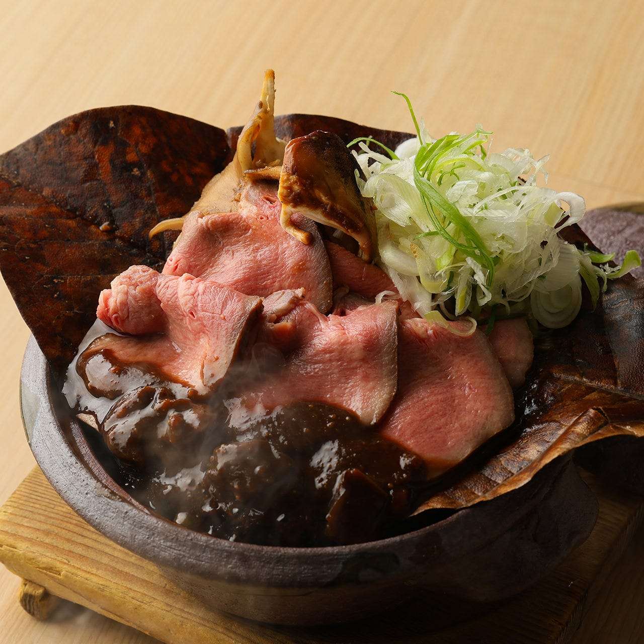 牛たんとキノコの朴葉焼～牡蠣葱味噌～