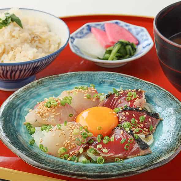 藁焼き鰹とカンパチの胡麻刺しユッケ