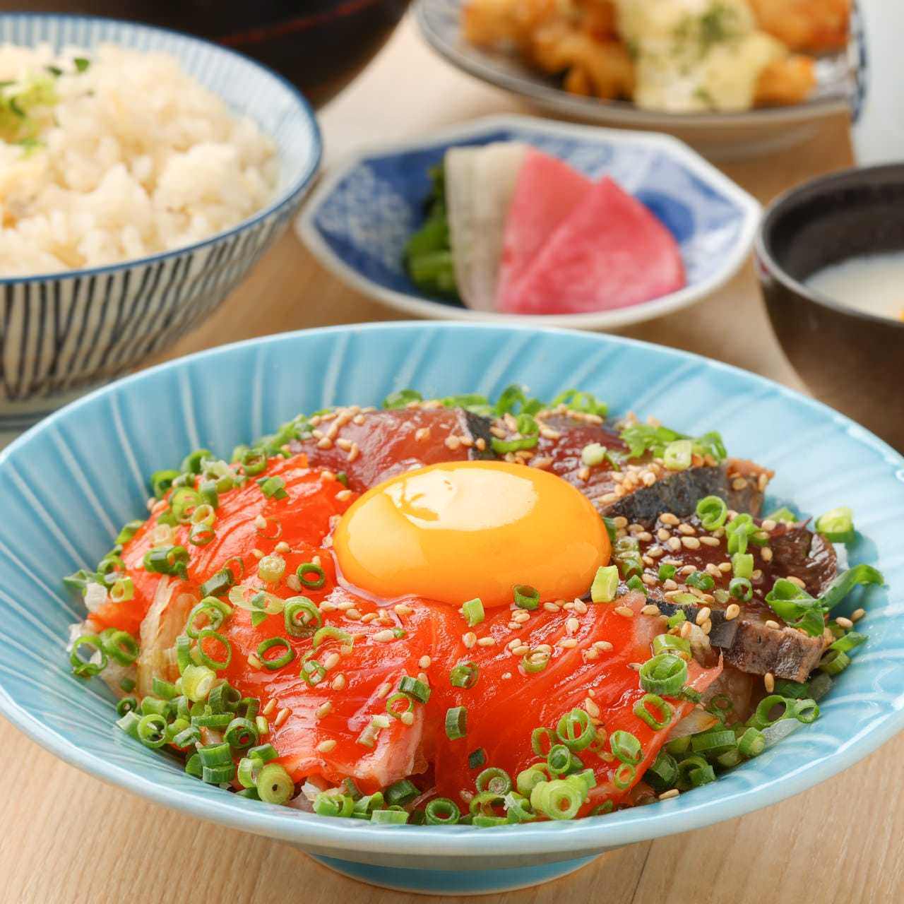 マスとカンパチの胡麻刺しユッケ