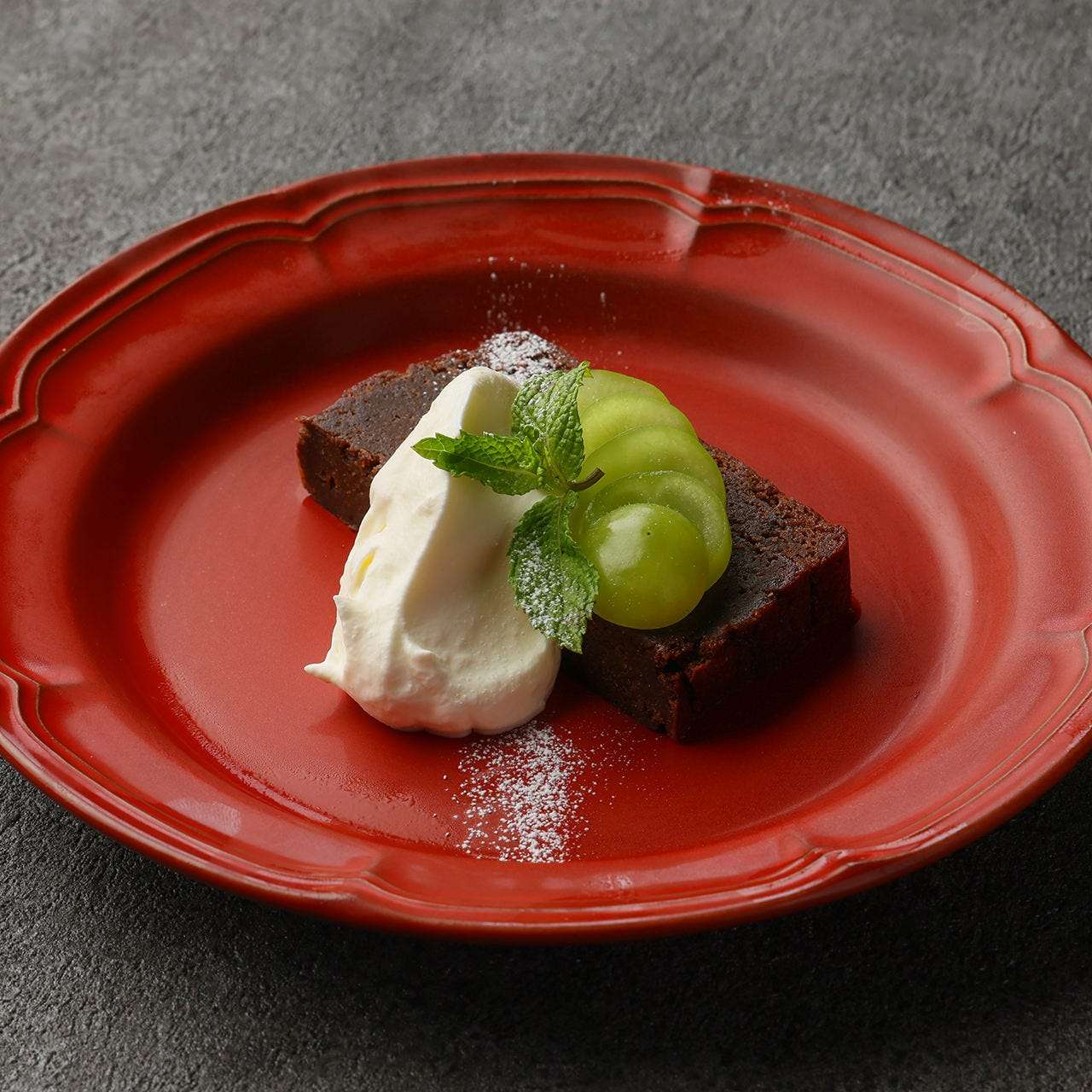 Brandy-scented Gateau Chocolat with Shine Muscat