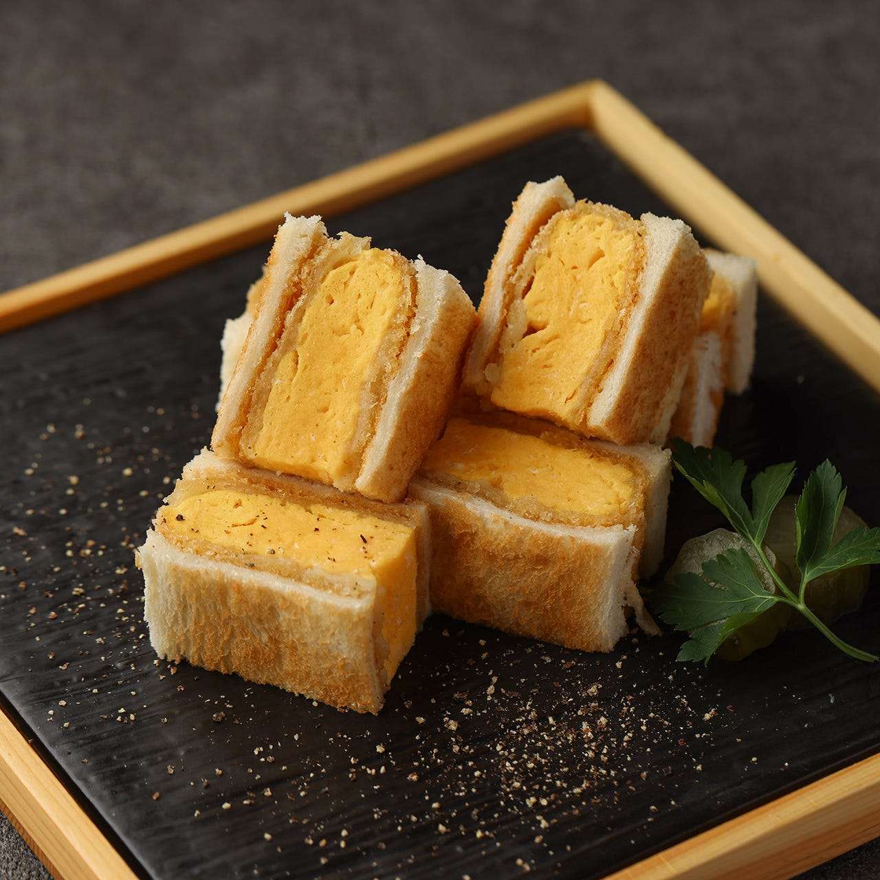 松露口味的炸鸡蛋三明治