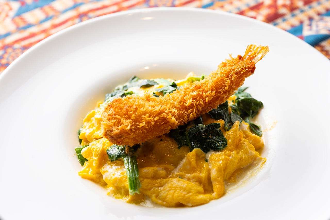 ホワイトソースのオムライス（エビフライ付）