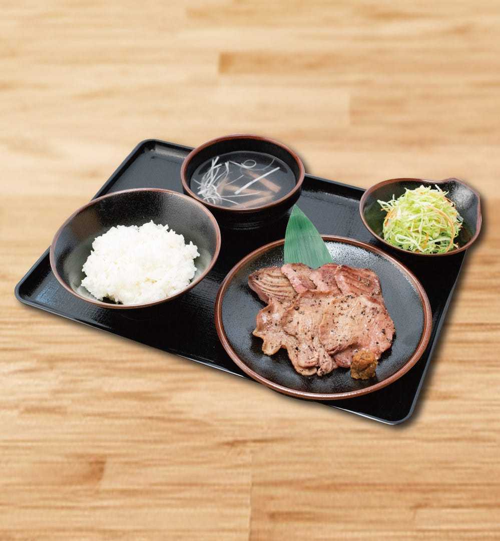 두껍게 자르고 얇게 썬 쇠고기