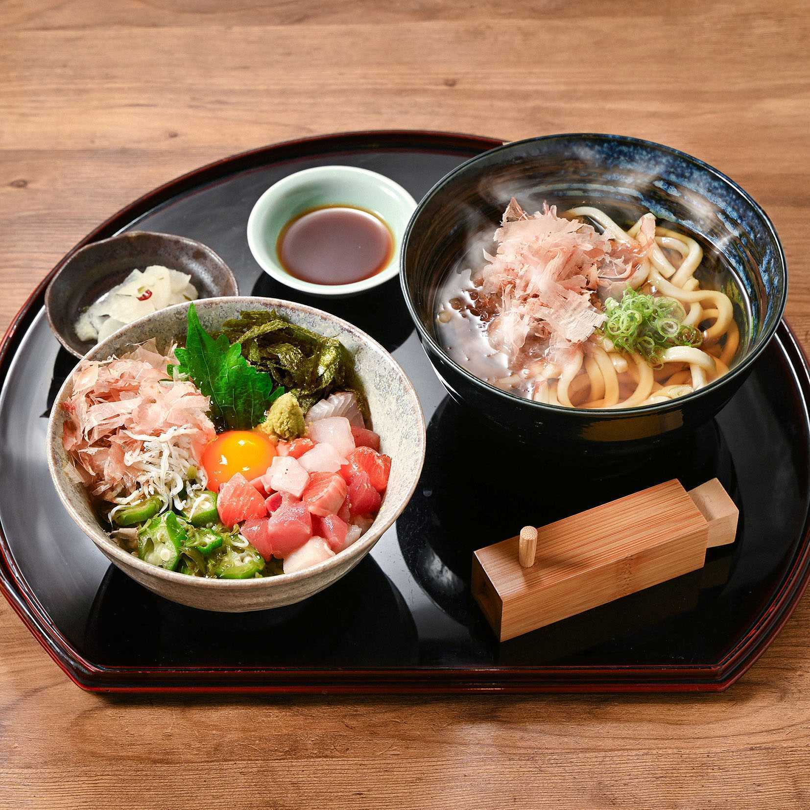 【削りたて鰹節使用】七種の旨味のまかない丼とミニうどん定食