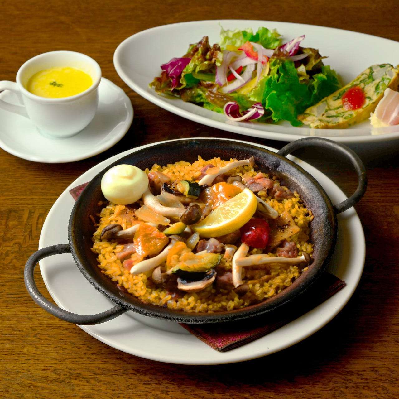 Paella made with mountain delicacies, with plenty of pork, chicken and mushrooms!