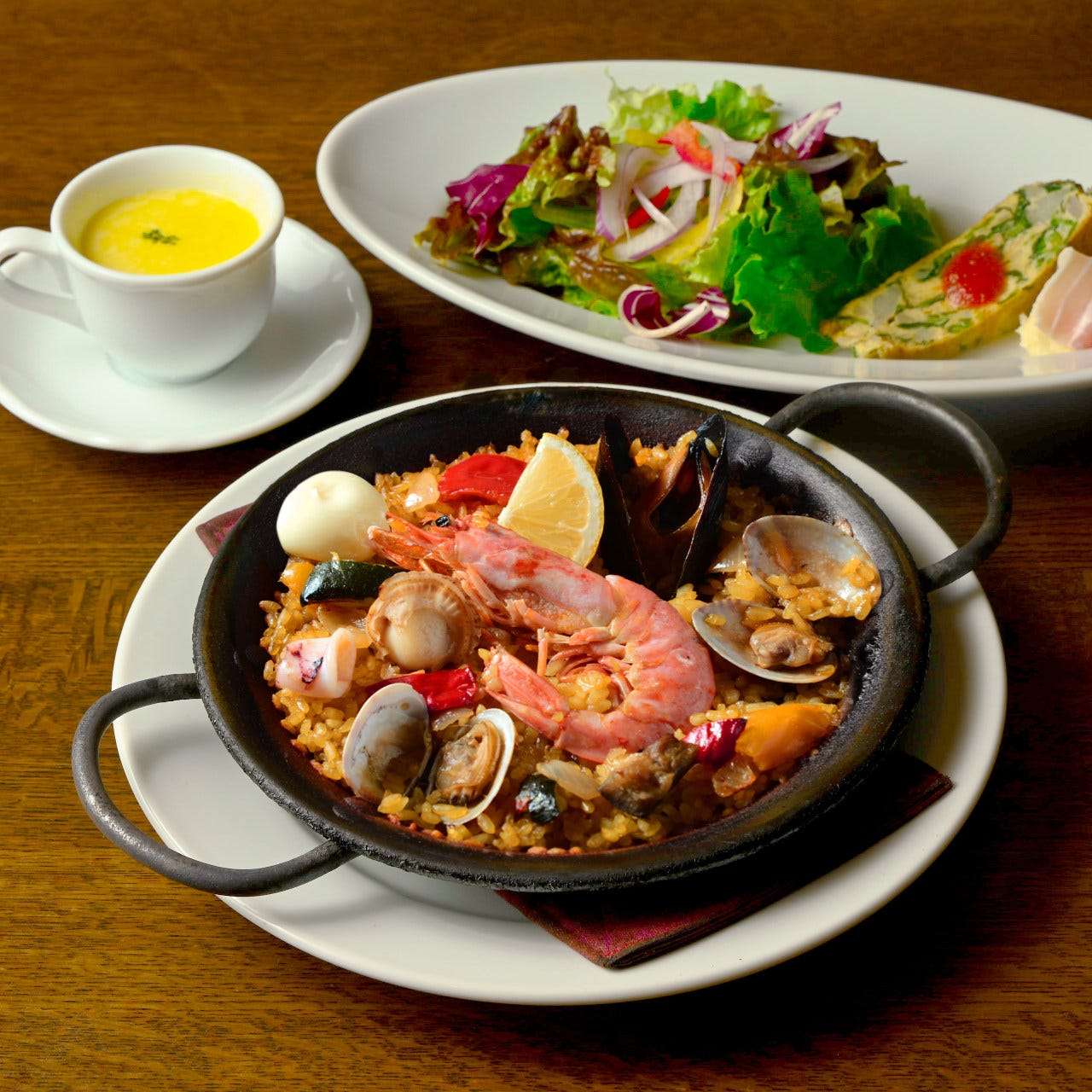 Lots of seafood! Seafood paella