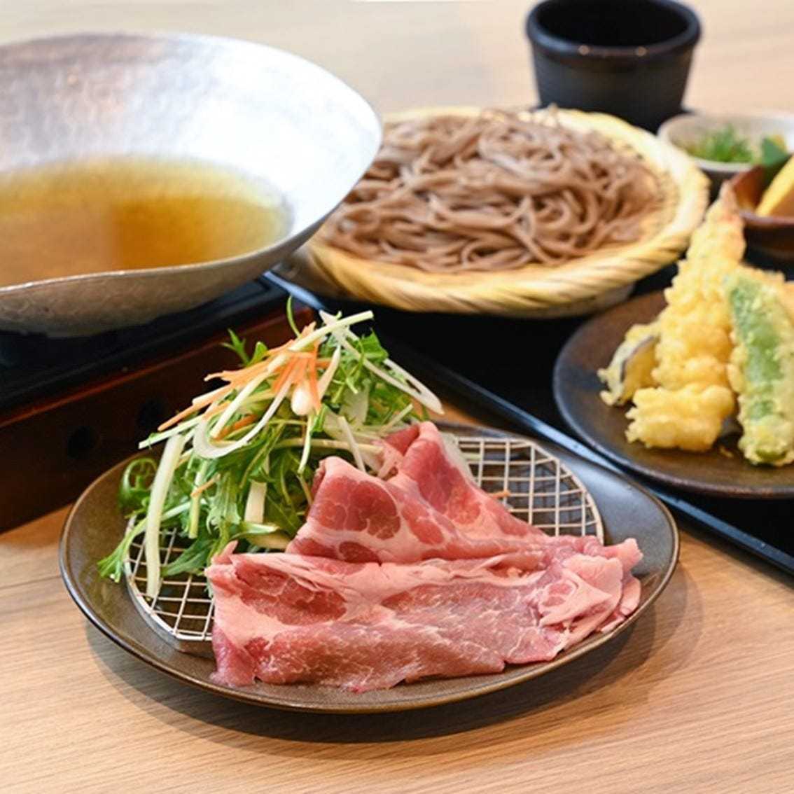 【春】京都日吉豚と香味野菜の蕎麦湯鍋と彩（いろどり）御膳　 お一人様2,980円（税込）