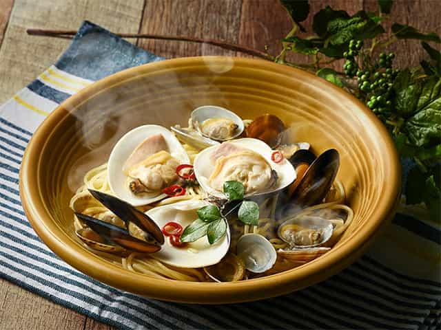 Spaghetti with three kinds of shellfish: natural clams from Kujukuri Beach, as well as Manila clams and mussels.