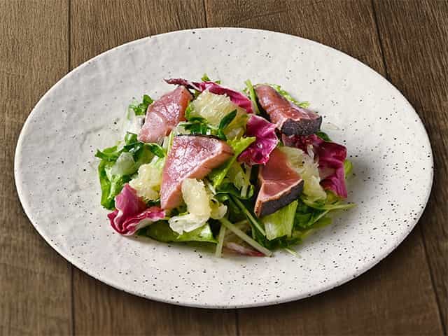 Straw-grilled bonito and fragrant grapefruit spring salad