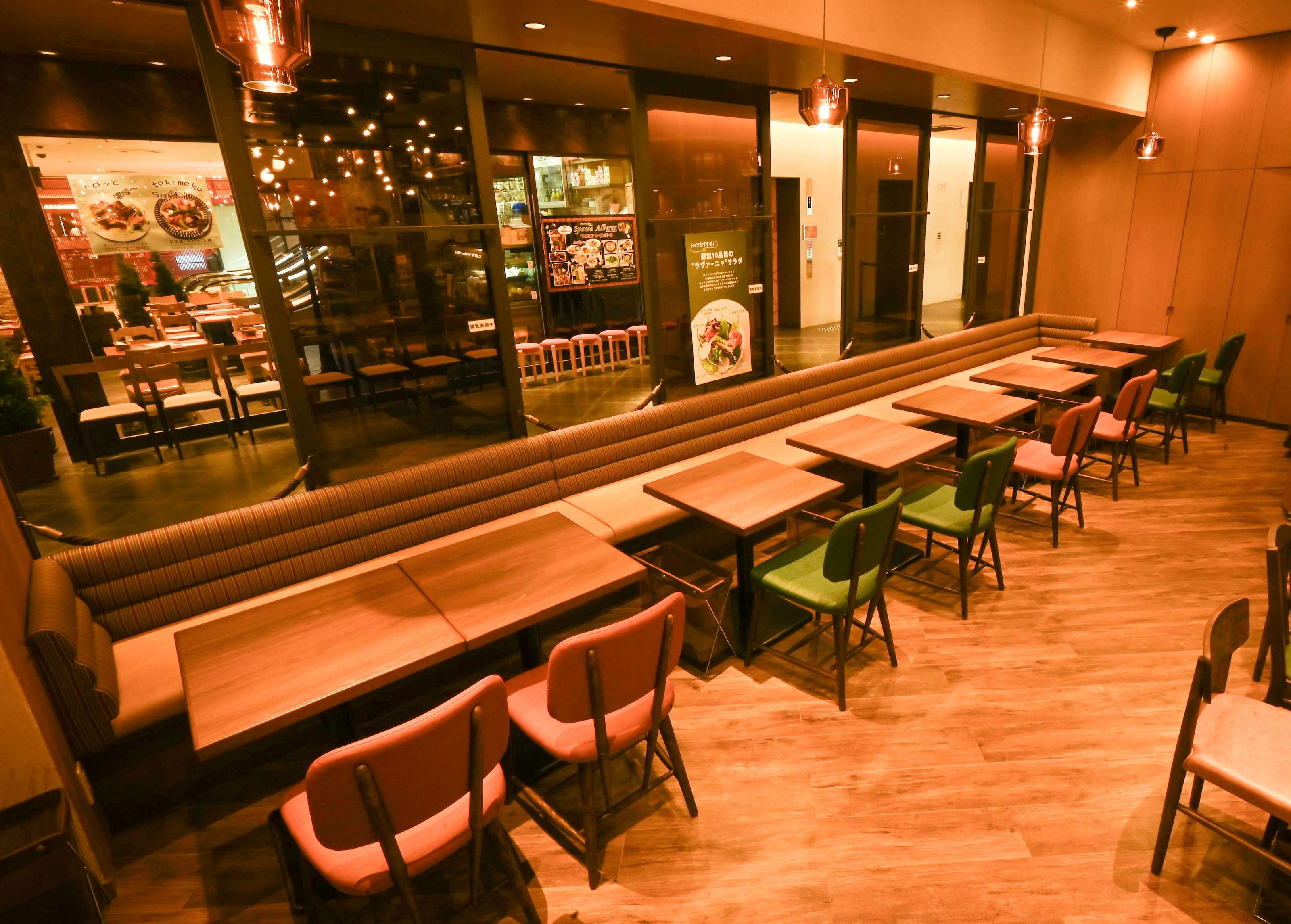 広々としたテーブル席で開放感のある店内
